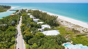 Luftaufnahme eines Küstengrundstücks mit einer Straße, Strand und Ozean.