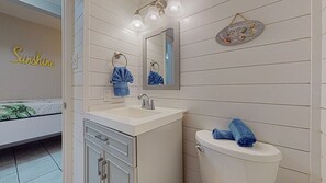Ducha y bañera combinadas, secador de pelo, toallas y jabón