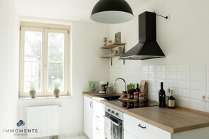 Kühlschrank, Ofen, Herdplatte, Wasserkocher mit Kaffee-/Teezubehör