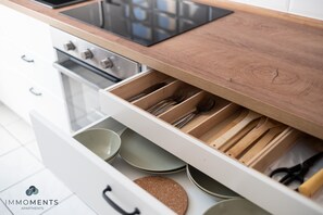 Kühlschrank, Ofen, Herdplatte, Wasserkocher mit Kaffee-/Teezubehör