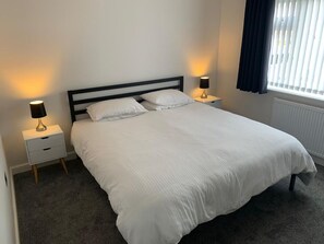 3 bedrooms, iron/ironing board, free WiFi, bed sheets - Entire 3 Bedroom Property - Garden & Hot Tub - Close to Porth Beach, Newquay (Newquay)