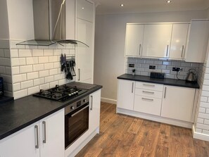 Fridge, microwave, oven, stovetop - Entire 3 Bedroom Property - Garden & Hot Tub - Close to Porth Beach, Newquay (Newquay)