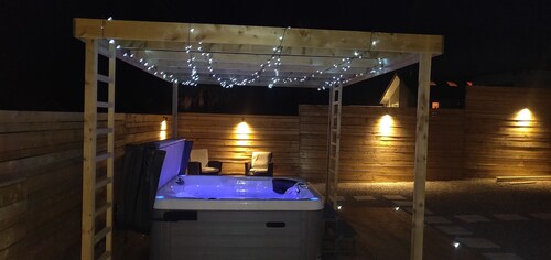 Entire 3 Bedroom Property - Garden & Hot Tub - Close to Porth Beach, Newquay