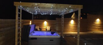 Entire 3 Bedroom Property - Garden & Hot Tub - Close to Porth Beach, Newquay