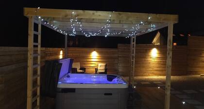 Entire 3 Bedroom Property - Garden & Hot Tub - Close to Porth Beach, Newquay