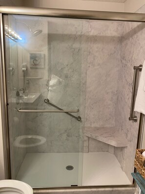 Bañera con ducha, secador de pelo, toallas, jabón