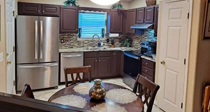 Cozy Dream Cottage/short distance from beautiful white sand beaches