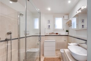 Dusche, Haartrockner, Bidet, Handtücher