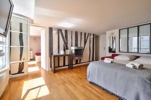 2 bedrooms, desk, iron/ironing board, WiFi