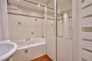 Baignoire, articles de toilette gratuits, sèche-cheveux