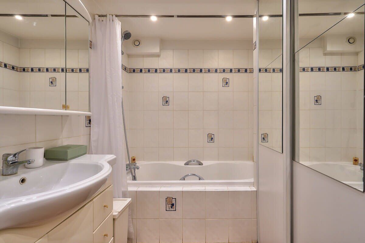 Un baño con un lavamanos grande, una bañera y una zona de ducha.