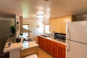 Jääkaappi, mikroaaltouuni, uuni, liesi