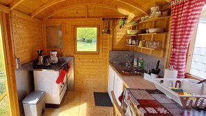 Kaffetrakter/tekoker, kjøleskap, kokeplater og vannkoker