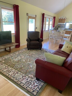 Smart-TV, Kamin, Bücher