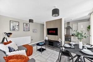 TV - Beautiful Flat @ The Hub • City Centre • Free Parking (Milton Keynes)