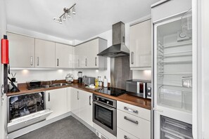 Fridge, microwave, oven, stovetop - Beautiful Flat @ The Hub • City Centre • Free Parking (Milton Keynes)
