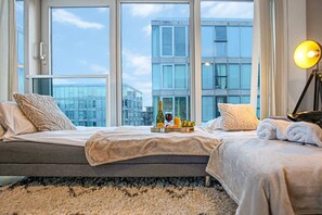 2 makuuhuonetta, työpöytä, silitysrauta/-lauta, vauvan matkasänky