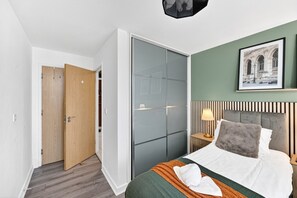 1 habitación, escritorio, tabla de planchar con plancha y cuna de viaje 