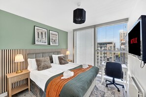 1 Schlafzimmer, Schreibtisch, Bügeleisen/Bügelbrett, Reisekinderbett
