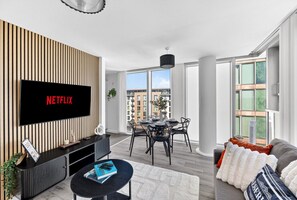 TV - Beautiful Flat @ The Hub • City Centre • Free Parking (Milton Keynes)