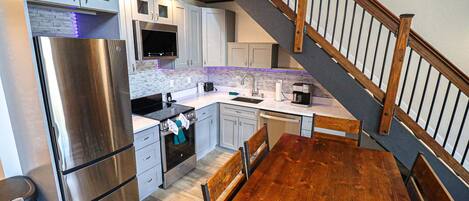 Frigorífic, microones, forn i placa de cuina