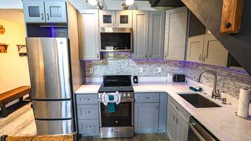 冰箱、微波炉、烤箱、炉灶