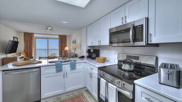 Condo, 2 Bedrooms, Oceanfront (706) | Bếp riêng | Tủ lạnh, lò vi sóng, lò nướng, bếp nấu