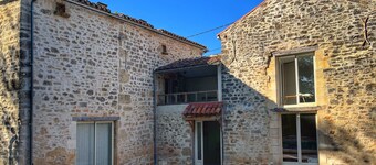 Country house surrounded by vineyards close to amenities