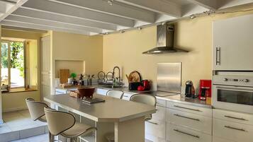 Een koelkast, een magnetron, een oven, een kookplaat