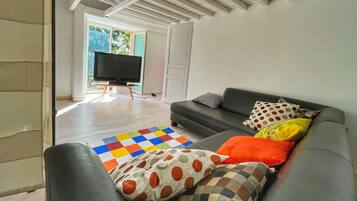 Een televisie en boeken