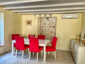 Dining - Country house surrounded by vineyards close to amenities (Albas)