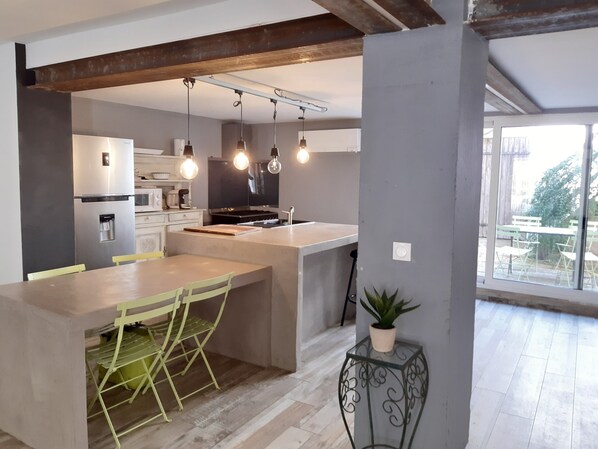 Een koelkast, een microgolfoven, een oven, een kookplaat