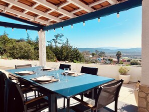 Outdoor dining - Villa with fabulous views, pool, pool table, table tennis table, 15mins to beach (Amoreira, Obidos)