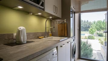 Fridge, microwave, stovetop, dishwasher