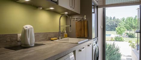 Fridge, microwave, stovetop, dishwasher