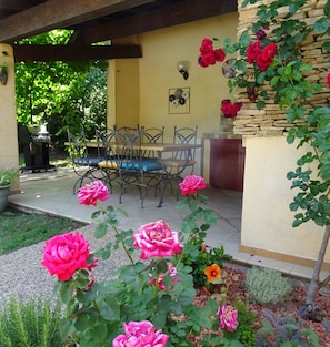 Outdoor dining - The Blue Tit - private swimming pool (L'Isle-sur-la-Sorgue)