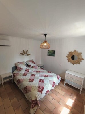 3 bedrooms, iron/ironing board, WiFi, bed sheets - The Blue Tit - private swimming pool (L'Isle-sur-la-Sorgue)