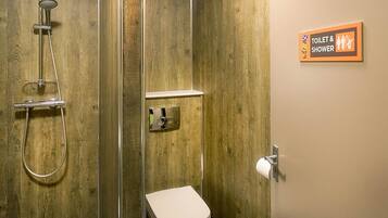 Badkamer | Een douche, zeep, toiletpapier