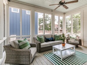 Smart TV, caminetto, libri