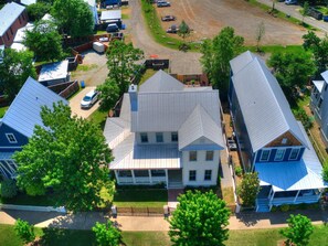 Vue aérienne d’un quartier résidentiel avec des maisons, une allée et un parking.