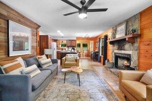 TV connectée, jeux vidéo, table de tennis de table, livres