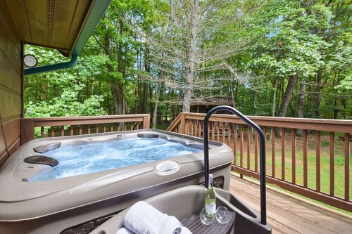 Hot tub, fam friendly, game room, fire pit, A+ location, mins to Blue Ridge!