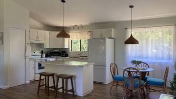 Geladeira, micro-ondas, fogão, cooktop