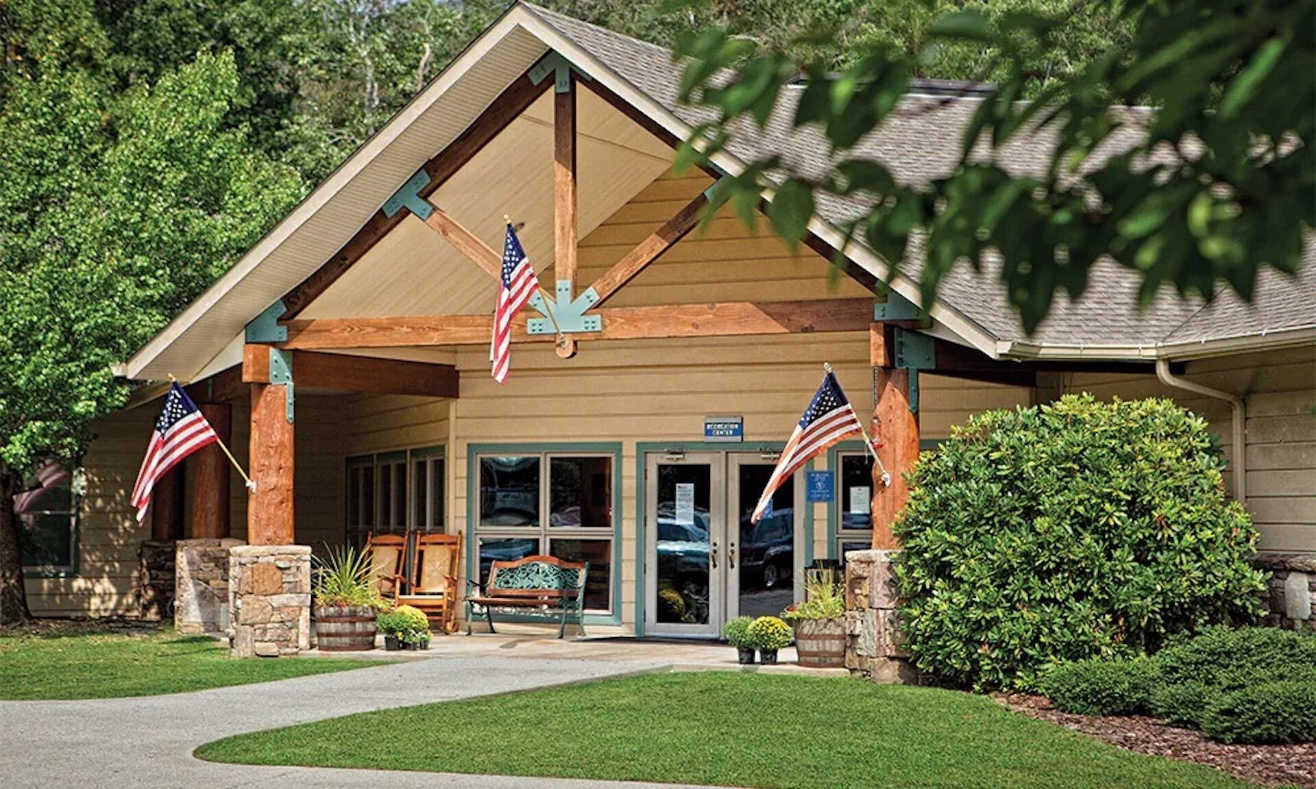 Cozy Lake Retreat! Trails, Boating, Firepit, Pool, Golf, Tennis & more!