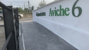 Entrada de um edifício com uma placa indicando 