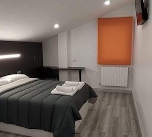 Habitación tradicional doble | Escritorio y espacio para trabajar con un portátil