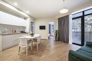 Comfort tweepersoonskamer, 2 slaapkamers | Woonruimte | Een televisie
