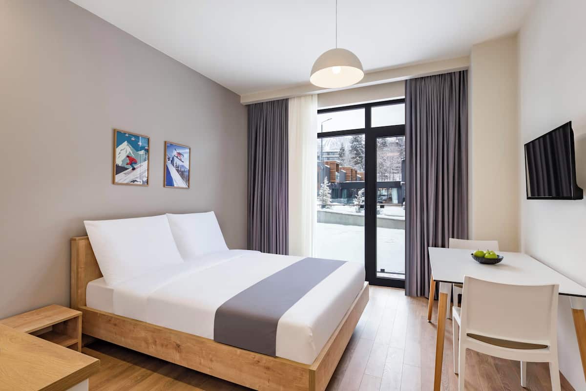 Individually decorated, individually furnished, laptop workspace