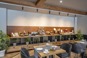 Desayuno buffet todos los días (con cargo)