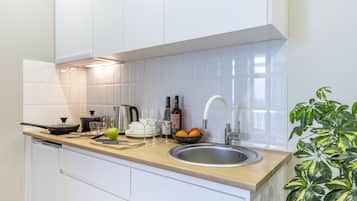 Geladeira, produtos de limpeza, freezer